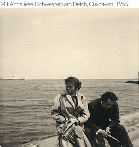 Mit Anneliese (Schwester) am Deich, Cuxhaven, 1955